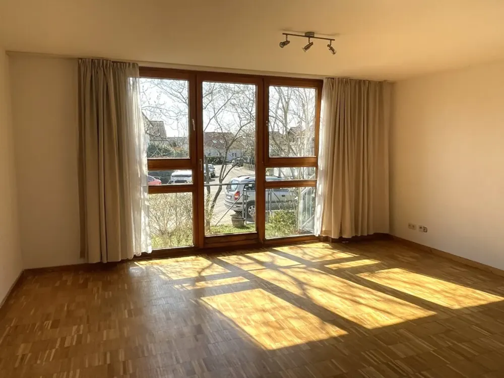 Helle 2-Zimmer-Wohnung mit großer Fensterfront, Stellplatz und Einbauküche, ruhig gelegen
