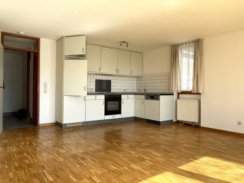 Helle 2-Zimmer-Wohnung mit großer Fensterfront, Stellplatz und Einbauküche, ruhig gelegen