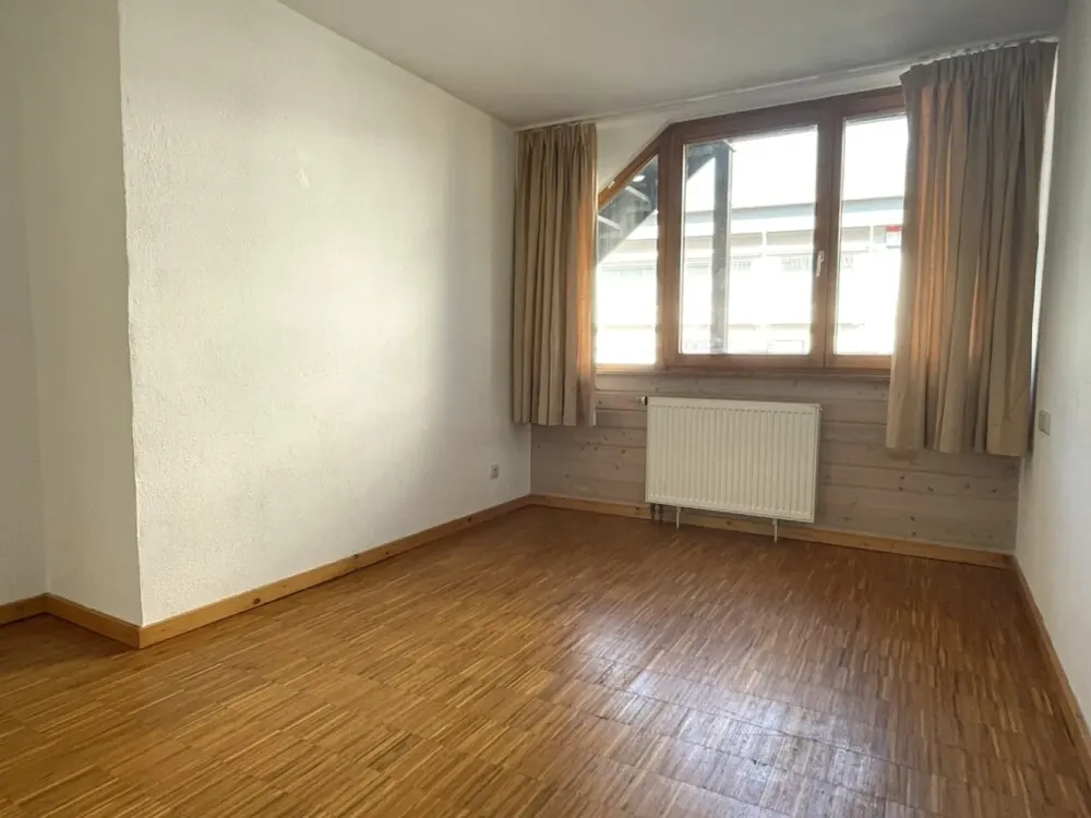 Helle 2-Zimmer-Wohnung mit großer Fensterfront, Stellplatz und Einbauküche, ruhig gelegen