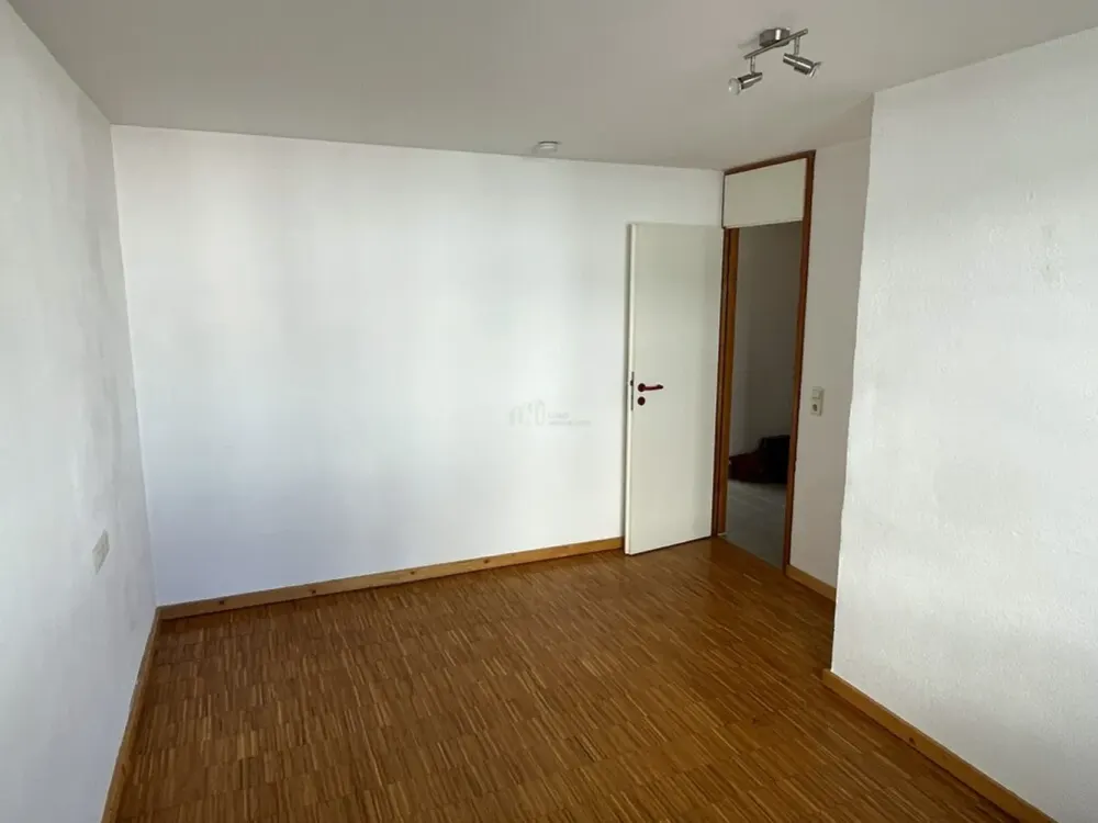 Helle 2-Zimmer-Wohnung mit großer Fensterfront, Stellplatz und Einbauküche, ruhig gelegen