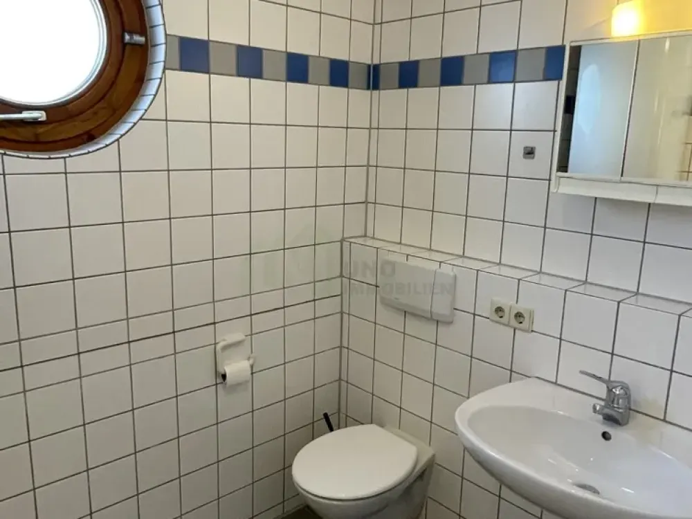 Helle 2-Zimmer-Wohnung mit großer Fensterfront, Stellplatz und Einbauküche, ruhig gelegen