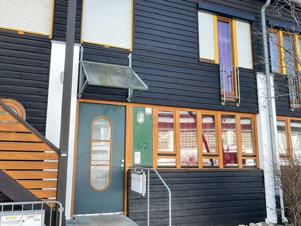 Helle 2-Zimmer-Wohnung mit großer Fensterfront, Stellplatz und Einbauküche, ruhig gelegen