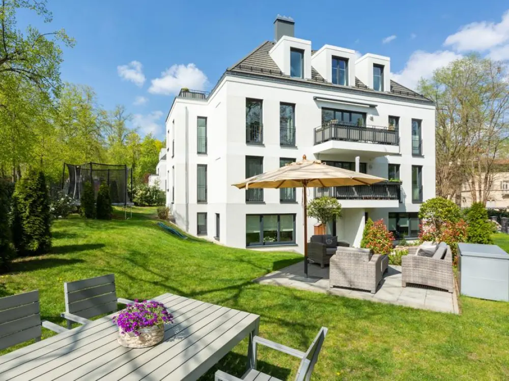 Babelsberg: Großzügige 5-Zimmer-Maisonette mit Garten & 2 Tiefgaragenstellplätzen