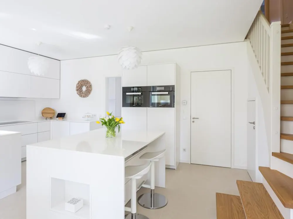 Babelsberg: Großzügige 5-Zimmer-Maisonette mit Garten & 2 Tiefgaragenstellplätzen