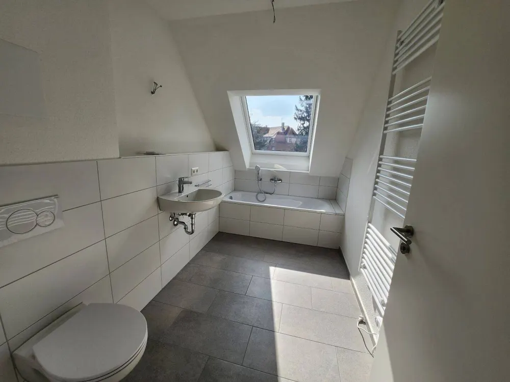 Moderne 4-Zimmer-Dachgeschosswohnung mit sonniger Loggia in Stuttgart-Zuffenhausen!