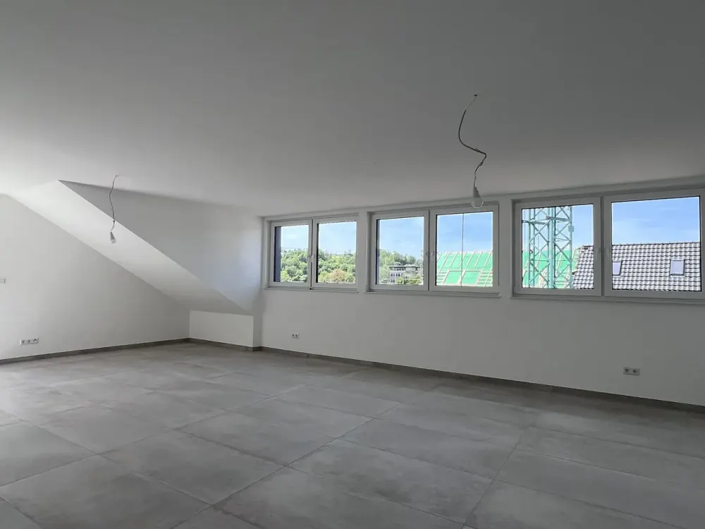 73207 Plochingen: Erstbezug nach Kernsanierung: 3,5-Zi-DG-Wohnung. Balkon. Inkl. EBK. Stellplatz.