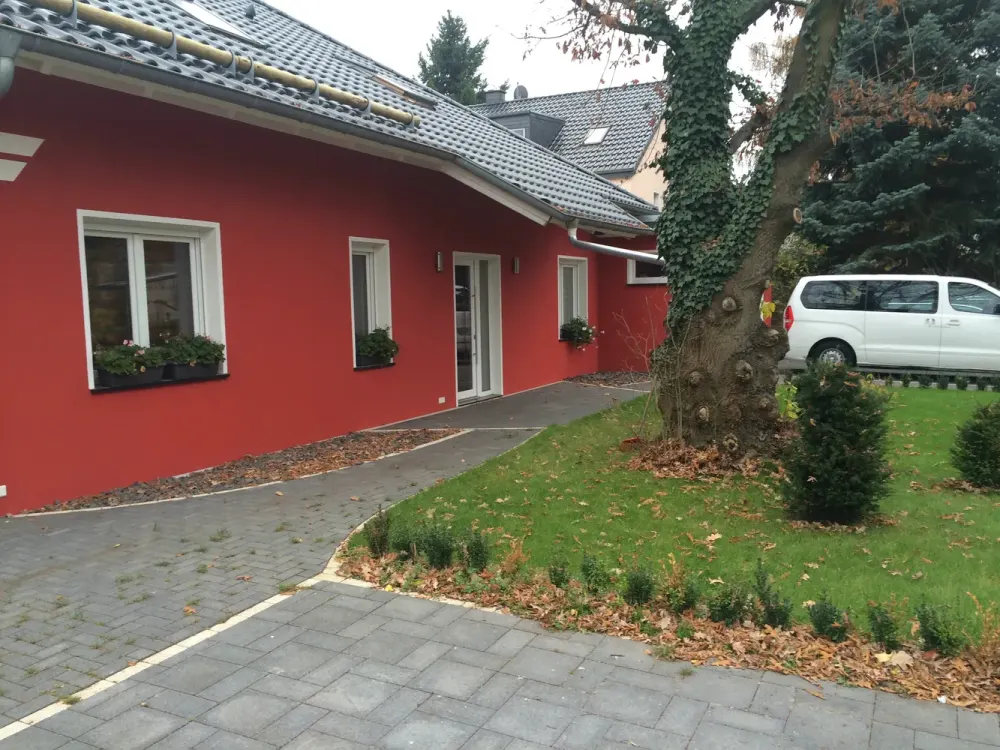 Exklusive, geräumige und vollständig renovierte 2-Zimmer-Wohnung mit Einbauküche in Berlin