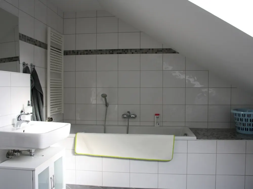 Exklusive, geräumige und vollständig renovierte 2-Zimmer-Wohnung mit Einbauküche in Berlin