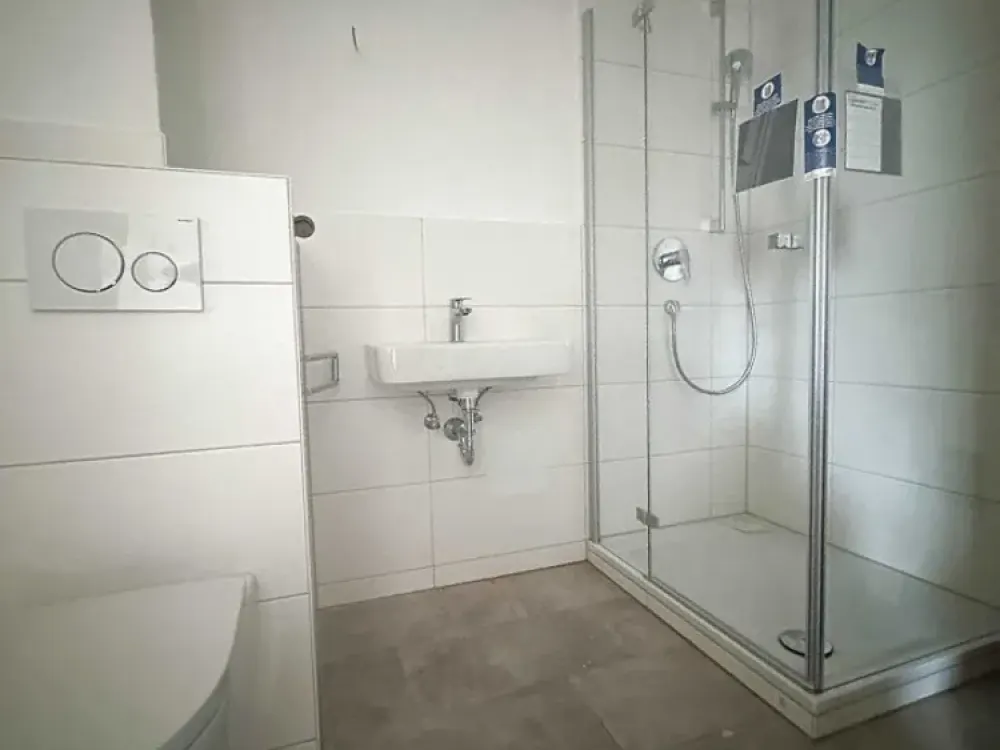 Modernisierte Wohlfühlwohnung mit neuem Duschbad und Wintergarten
