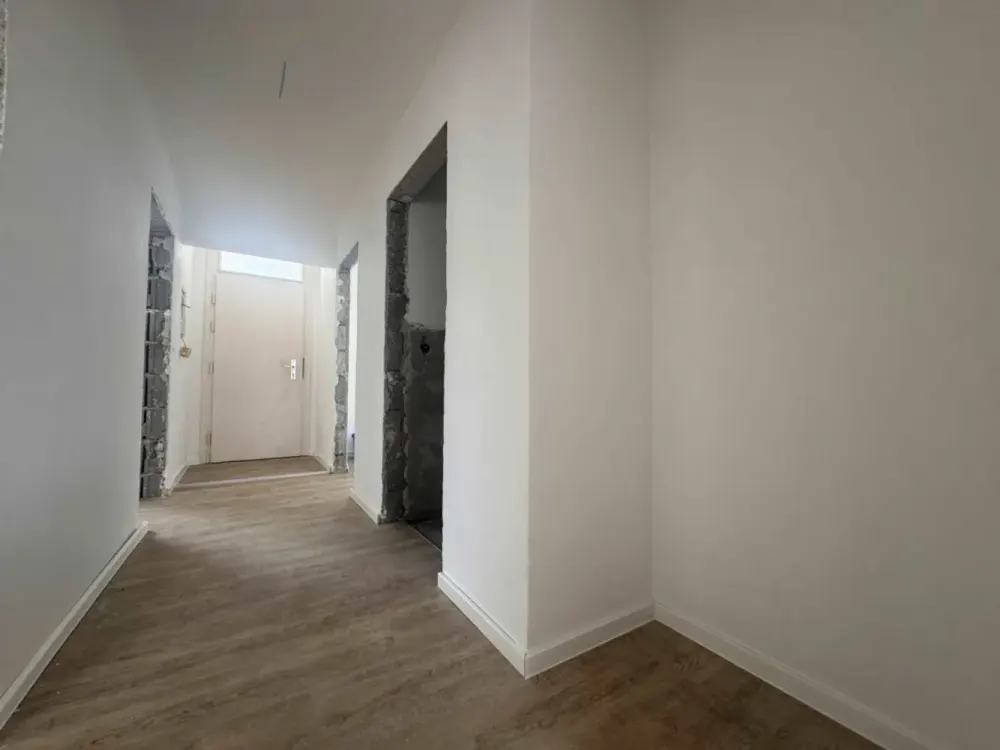 Modernisierte Wohlfühlwohnung mit neuem Duschbad und Wintergarten