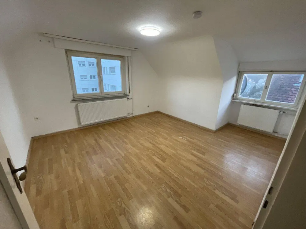 Sonnige 3 Zimmer DG-Whg.m.Stellplatz und Einbauküche in Stammheim ruhige Straße