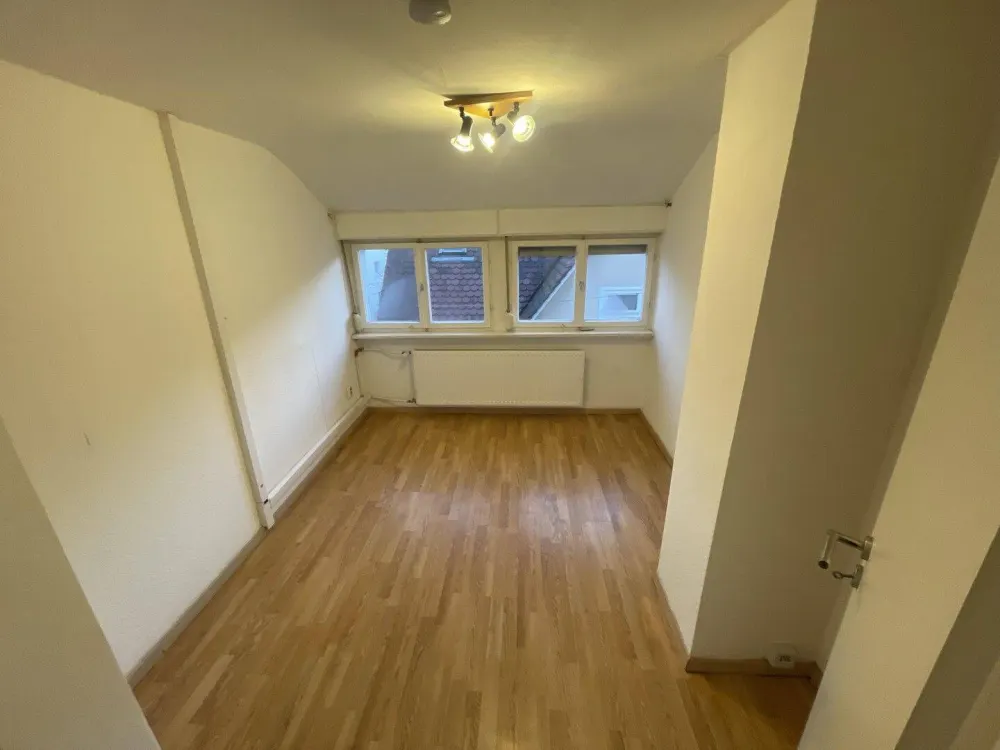 Sonnige 3 Zimmer DG-Whg.m.Stellplatz und Einbauküche in Stammheim ruhige Straße