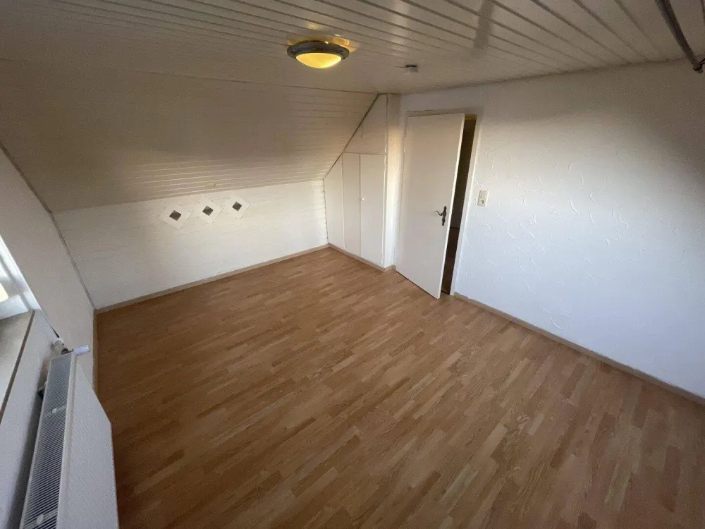 Sonnige 3 Zimmer DG-Whg.m.Stellplatz und Einbauküche in Stammheim ruhige Straße