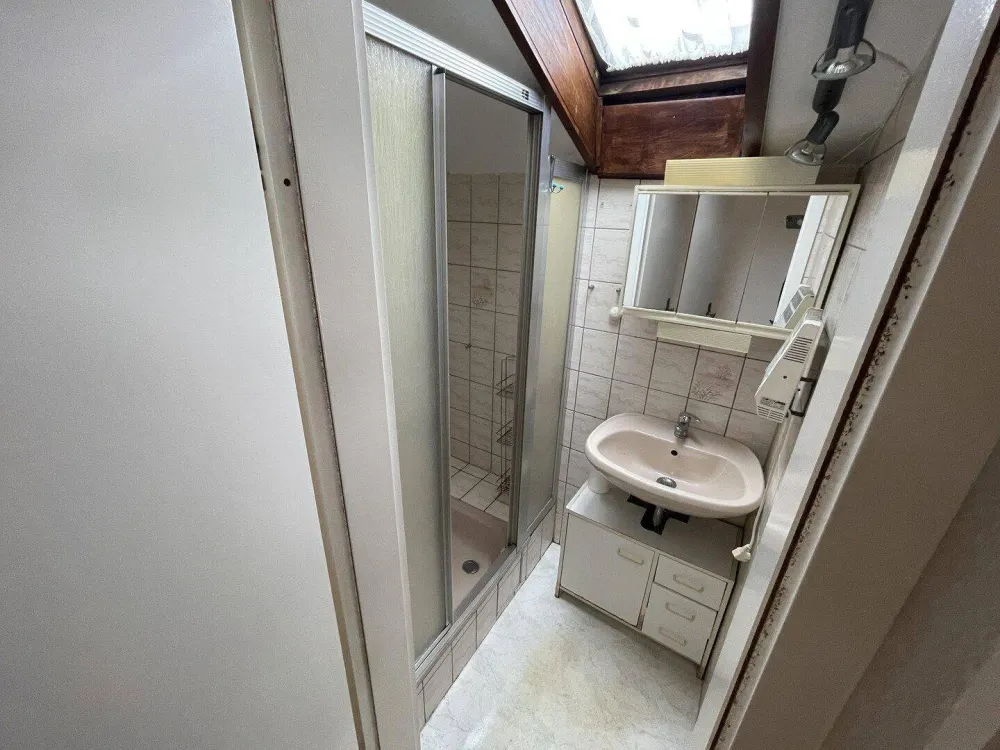 Sonnige 3 Zimmer DG-Whg.m.Stellplatz und Einbauküche in Stammheim ruhige Straße