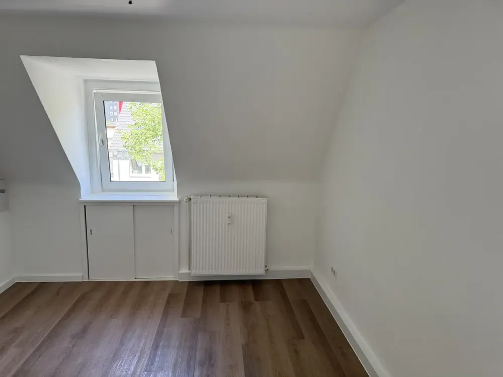 Schöne Dachgeschoß Wohnung in Bo-Ehrenfeld, Nähe Wiesental mit Klimaanlage
