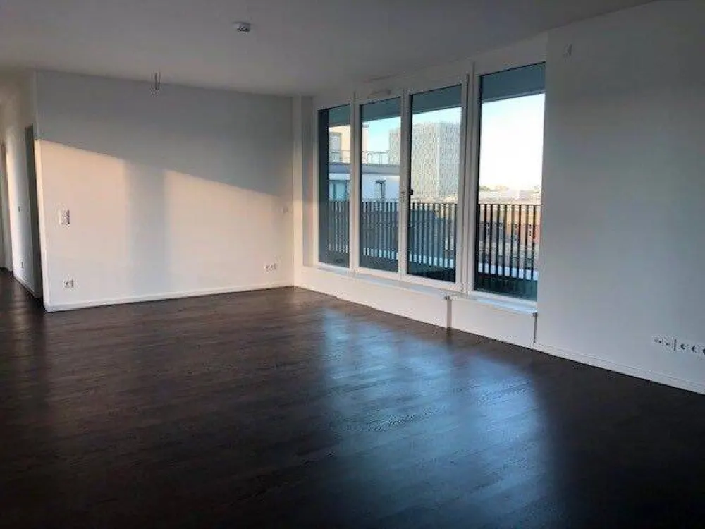Mitten im Geschehen: Große, moderne und helle 2-Zimmer-Wohnung mit Ankleide & Dachterrassen