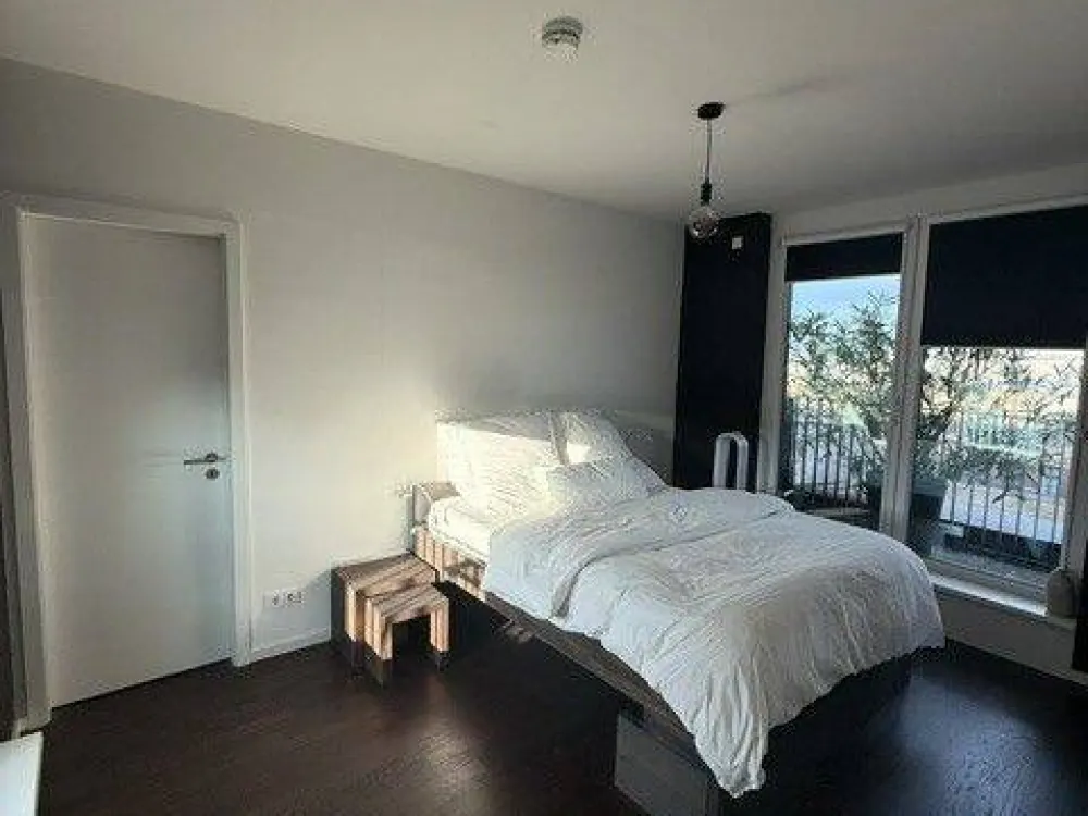 Mitten im Geschehen: Große, moderne und helle 2-Zimmer-Wohnung mit Ankleide & Dachterrassen