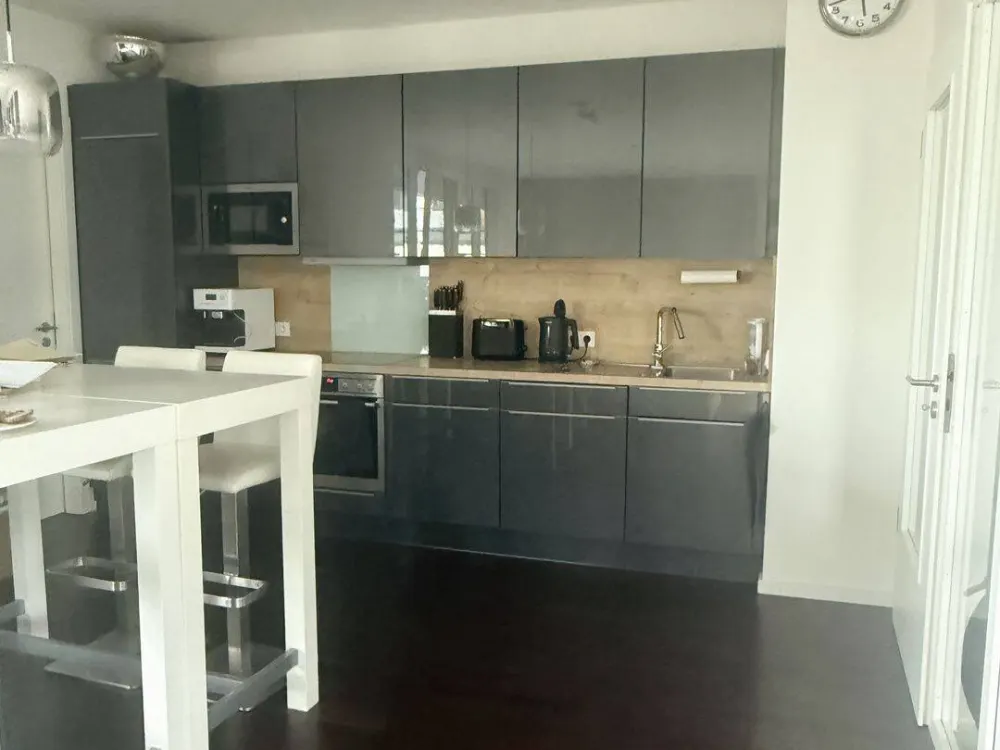 Mitten im Geschehen: Große, moderne und helle 2-Zimmer-Wohnung mit Ankleide & Dachterrassen