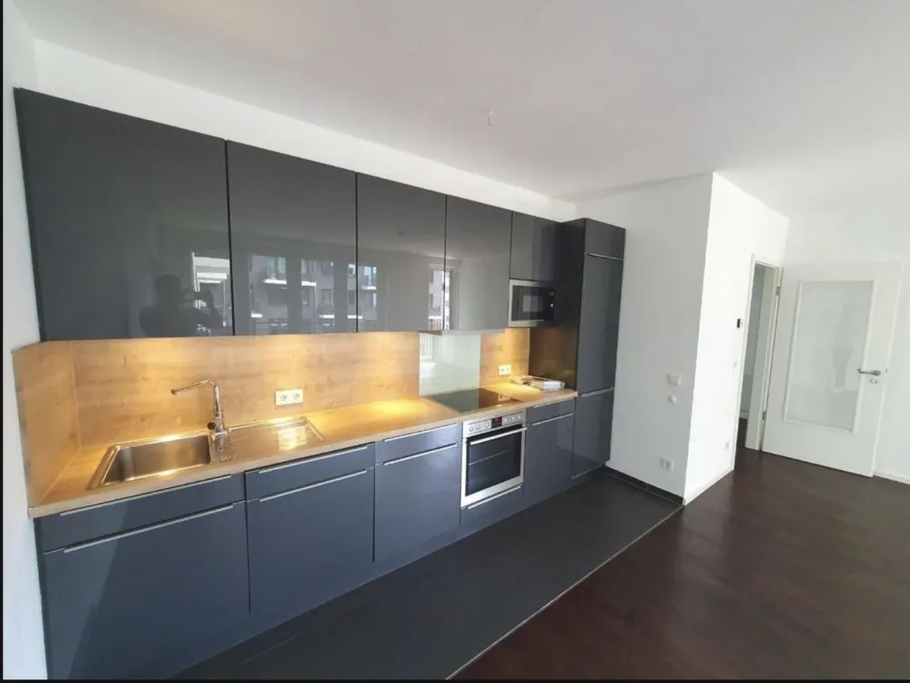 Mitten im Geschehen: Große, moderne und helle 2-Zimmer-Wohnung mit Ankleide & Dachterrassen