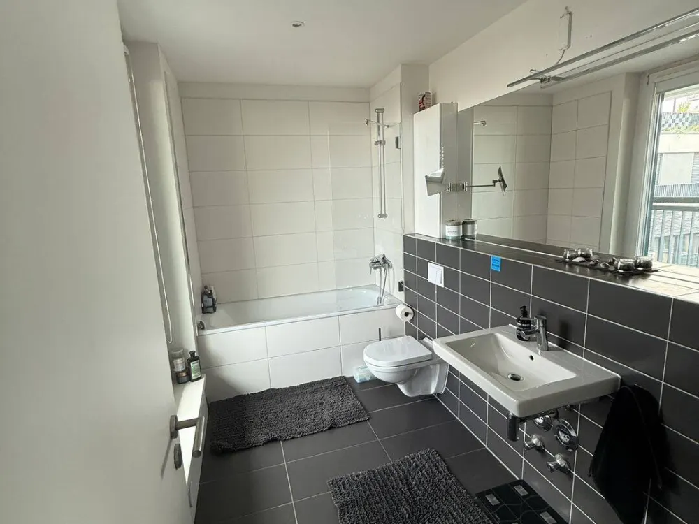 Mitten im Geschehen: Große, moderne und helle 2-Zimmer-Wohnung mit Ankleide & Dachterrassen