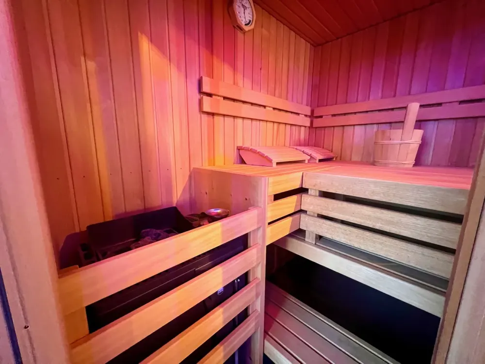 Frisch renovierte 3,5-Zimmer-Wohnung mit eigenem Spa-Bereich & zwei Balkonen