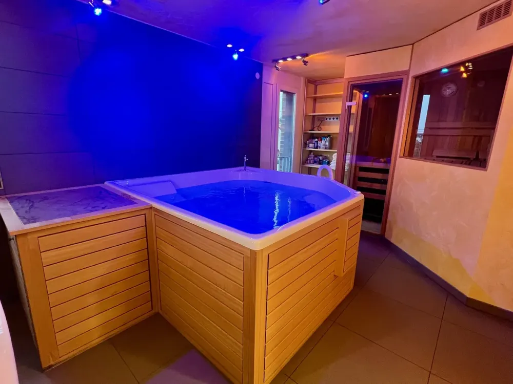 Frisch renovierte 3,5-Zimmer-Wohnung mit eigenem Spa-Bereich & zwei Balkonen