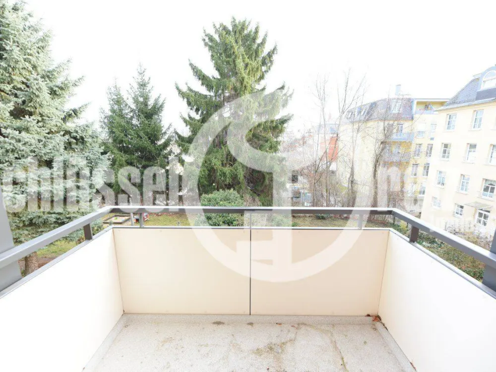 *Einzigartige 3-Raum-Altbau-Wohnung l Stuck l 2 Balkone l freier Blick ins Grüne!*