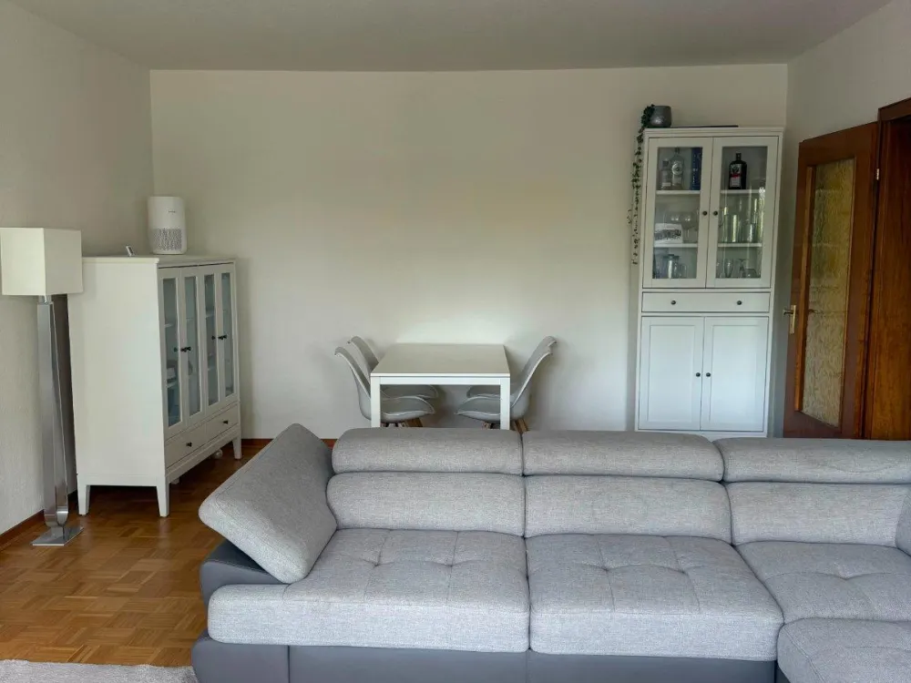 Stilvoll modernisierte 2,5-Zimmer-Wohnung mit Balkon in Zons