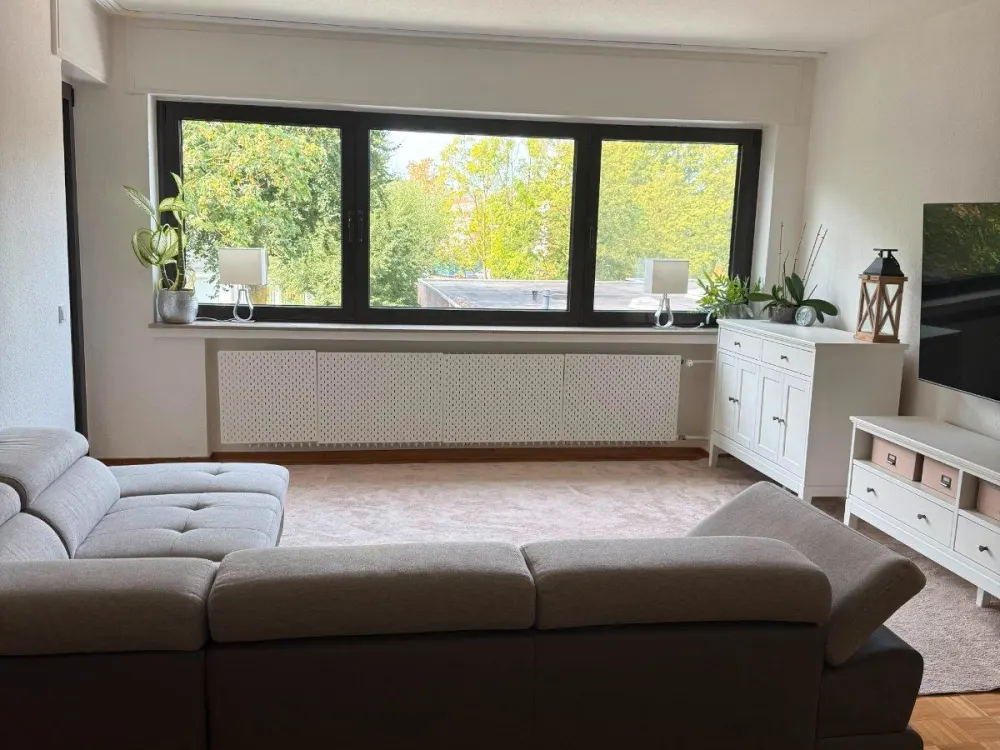 Stilvoll modernisierte 2,5-Zimmer-Wohnung mit Balkon in Zons