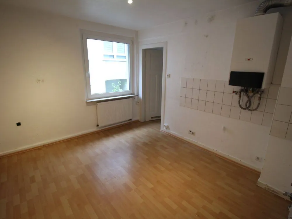 EXKLUSIV ALTBAU IM ANBAU/INNENHOF KOMPLETT LAMINAT 1.OG WEIßES DUSCHBAD GROßE KÜCHE RUHIG GERRESHEIM