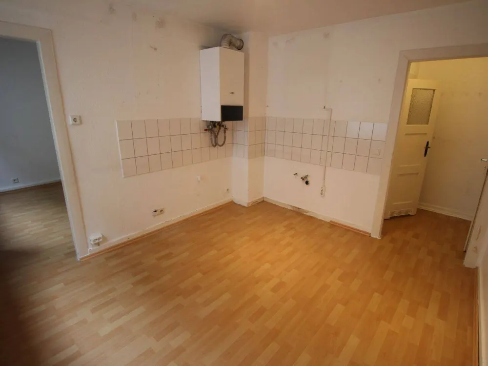 EXKLUSIV ALTBAU IM ANBAU/INNENHOF KOMPLETT LAMINAT 1.OG WEIßES DUSCHBAD GROßE KÜCHE RUHIG GERRESHEIM
