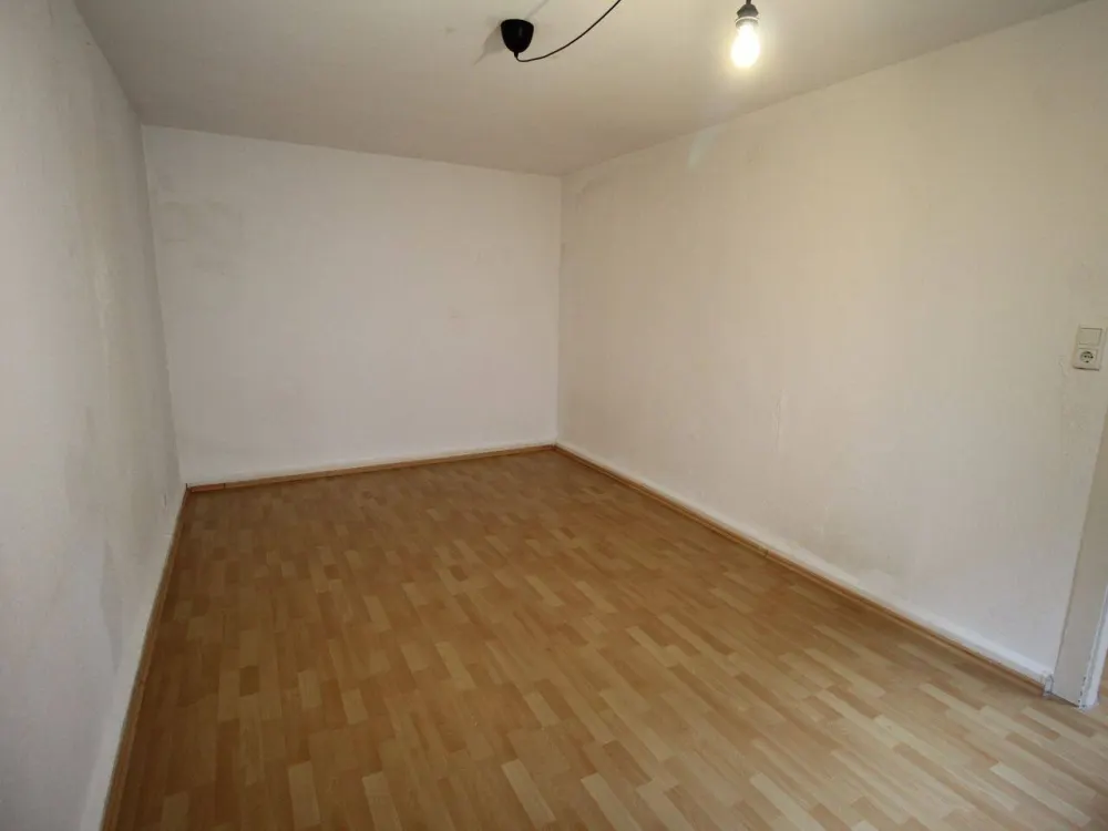 EXKLUSIV ALTBAU IM ANBAU/INNENHOF KOMPLETT LAMINAT 1.OG WEIßES DUSCHBAD GROßE KÜCHE RUHIG GERRESHEIM
