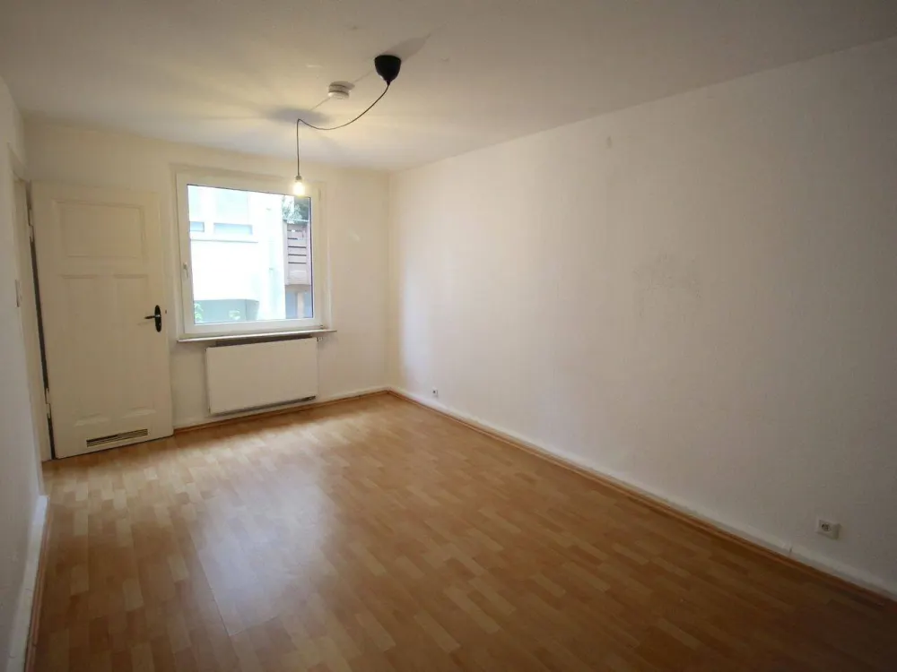 EXKLUSIV ALTBAU IM ANBAU/INNENHOF KOMPLETT LAMINAT 1.OG WEIßES DUSCHBAD GROßE KÜCHE RUHIG GERRESHEIM
