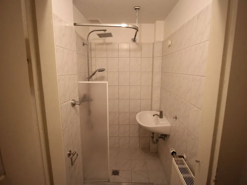 EXKLUSIV ALTBAU IM ANBAU/INNENHOF KOMPLETT LAMINAT 1.OG WEIßES DUSCHBAD GROßE KÜCHE RUHIG GERRESHEIM