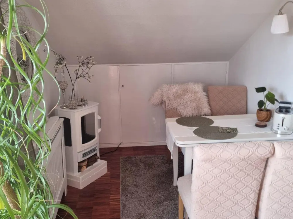 Schöne 2-Zimmer Dachgeschosswohnung in ruhiger Lage
