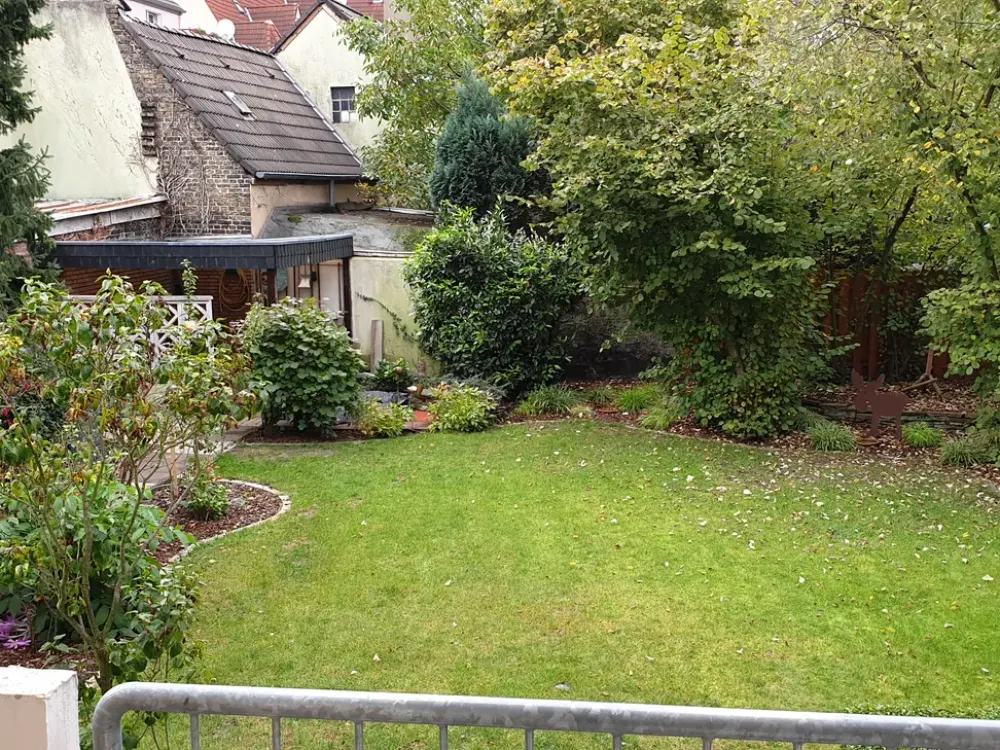 Spacious Ground Floor Apartment 106m² with Balcony and Garden Use