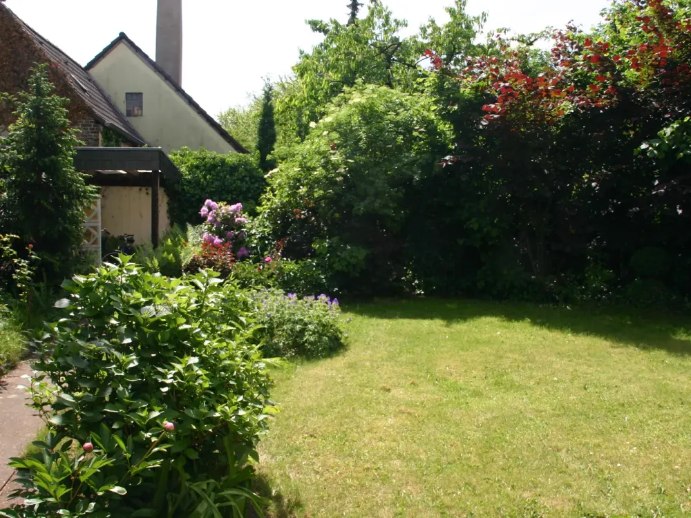 Spacious Ground Floor Apartment 106m² with Balcony and Garden Use