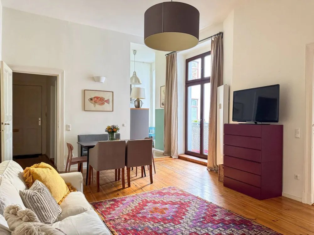 Befristet, voll möblierte 2-Zimmer- Altbauwohnung mit Balkon in Moabit