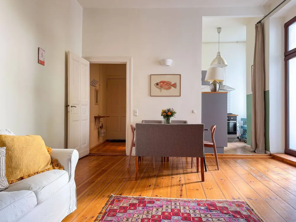 Befristet, voll möblierte 2-Zimmer- Altbauwohnung mit Balkon in Moabit
