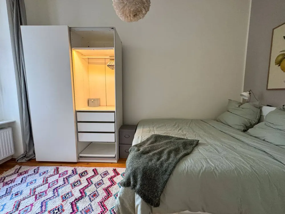 Befristet, voll möblierte 2-Zimmer- Altbauwohnung mit Balkon in Moabit