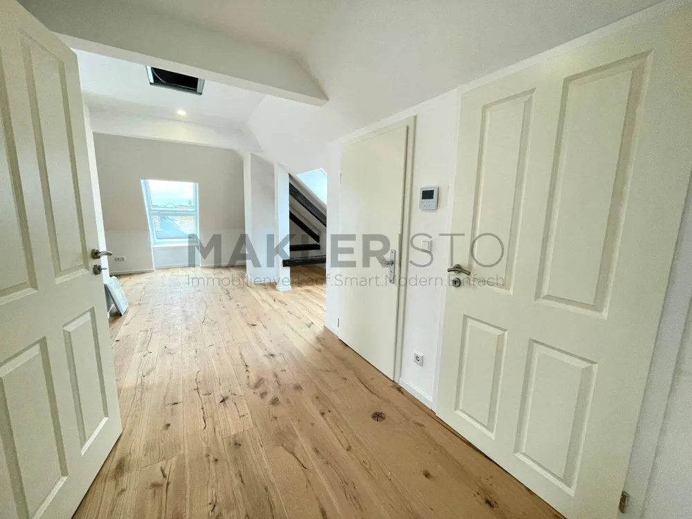 **Erstbezug: Kleine 2-Zimmer-Dachgeschosswohnung mit Fußbodenheizung & Dachterrasse**