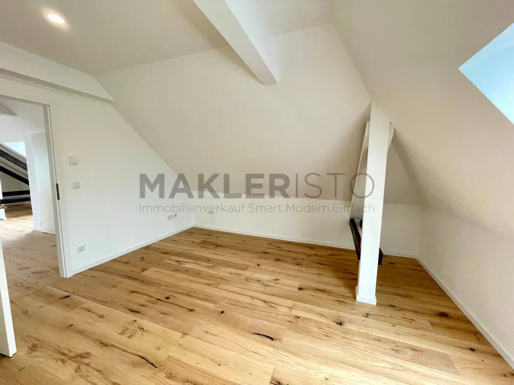 **Erstbezug: Kleine 2-Zimmer-Dachgeschosswohnung mit Fußbodenheizung & Dachterrasse**