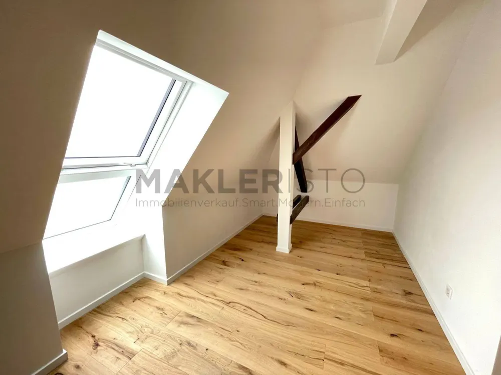 **Erstbezug: Kleine 2-Zimmer-Dachgeschosswohnung mit Fußbodenheizung & Dachterrasse**