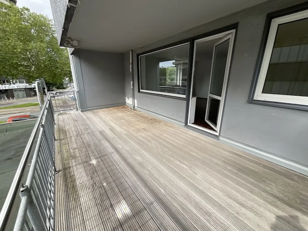 Schöne 3 Zimmerwohnung mit großem Balkon in zentraler Lage
