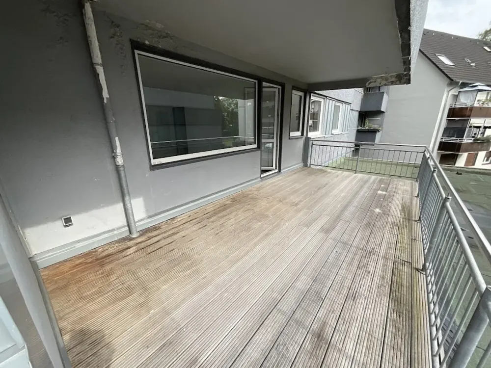 Schöne 3 Zimmerwohnung mit großem Balkon in zentraler Lage