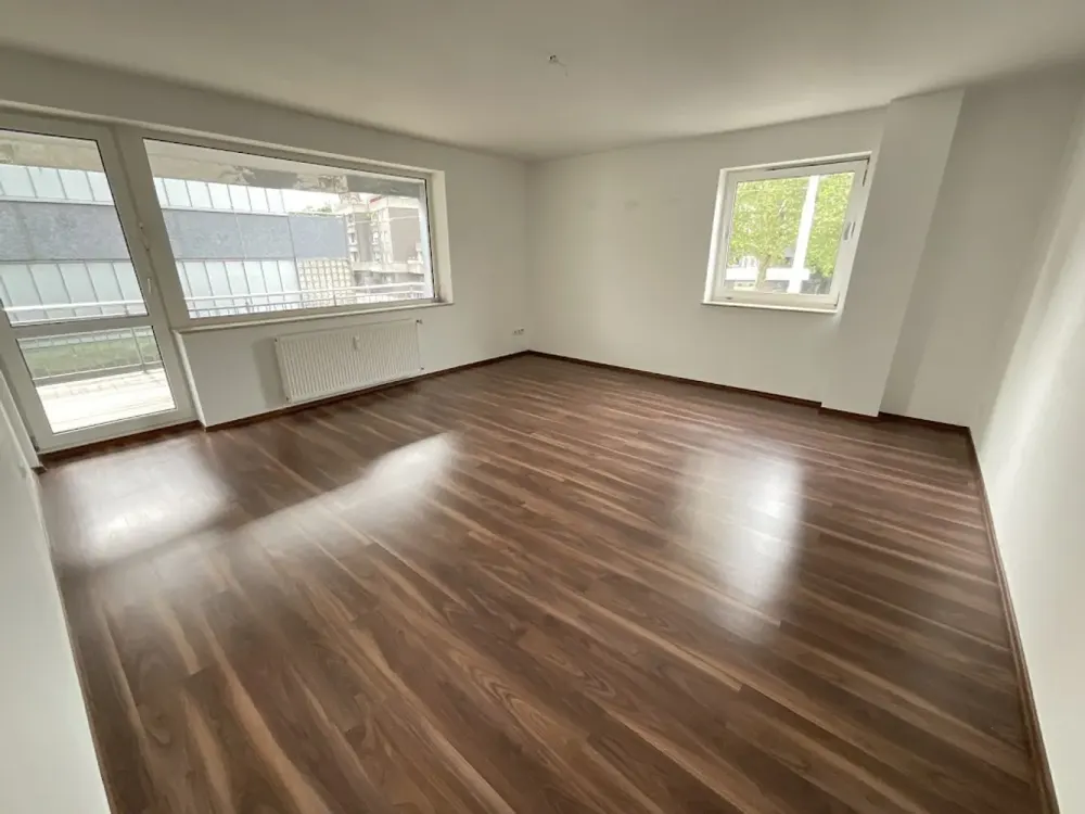 Schöne 3 Zimmerwohnung mit großem Balkon in zentraler Lage