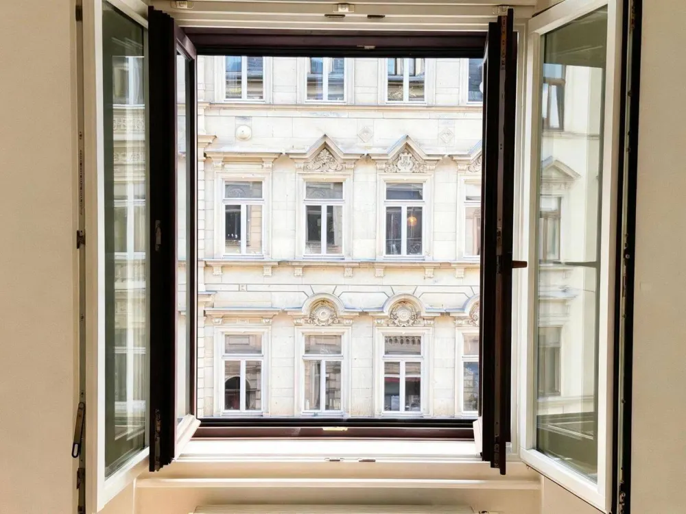 Sanierter Altbaucharme mit elegantem Balkonaustritt