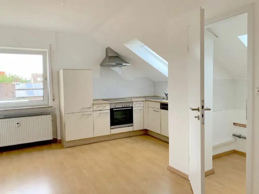 Ruhige und gepflegte DG­-Wohnung mit EBK, fußläufig zur S­-Bahn