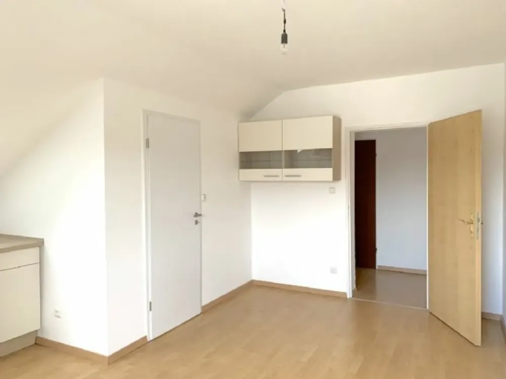 Ruhige und gepflegte DG­-Wohnung mit EBK, fußläufig zur S­-Bahn