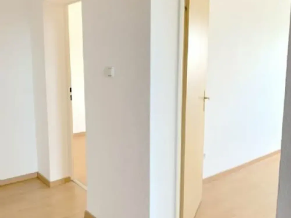 Ruhige und gepflegte DG­-Wohnung mit EBK, fußläufig zur S­-Bahn